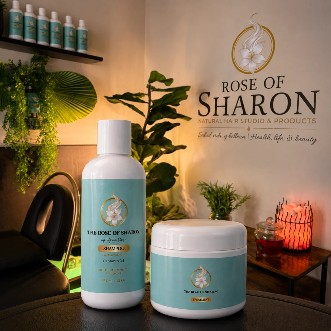 Shampoo y tratamiento The Rose of Sharon sobre una mesa del estudio