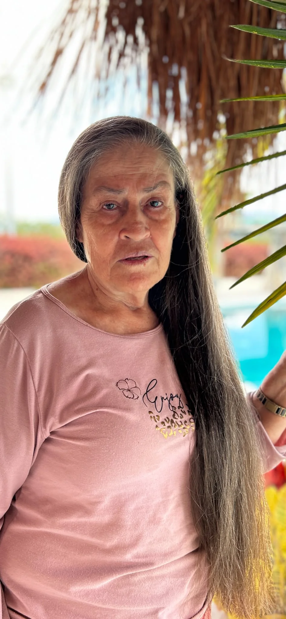 Retrato de una mujer mayor de cabello largo, en la familia de Miriam Orozco